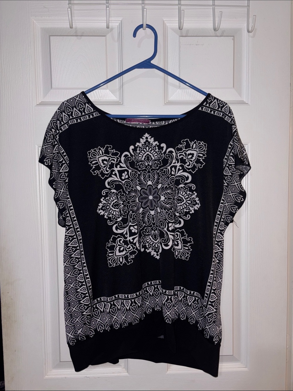 Women's Black and White Floral Medallion Short Sleeve Top